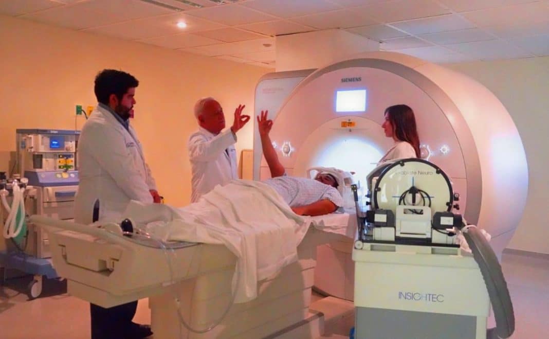 Llega a México tratamiento sin cirugía para Parkinson