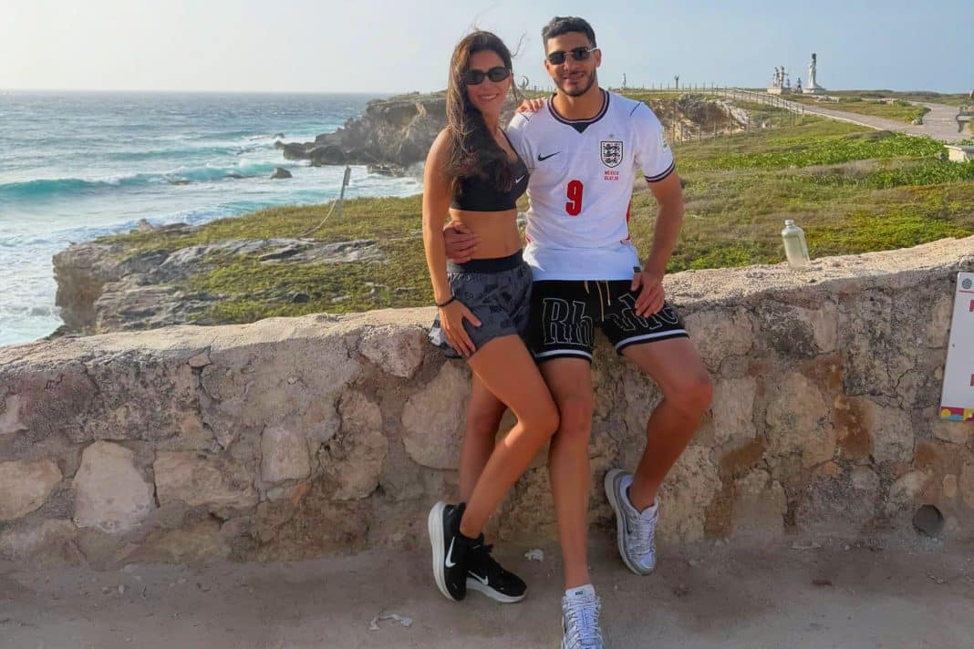 Raúl Jiménez posa con camiseta de Inglaterra