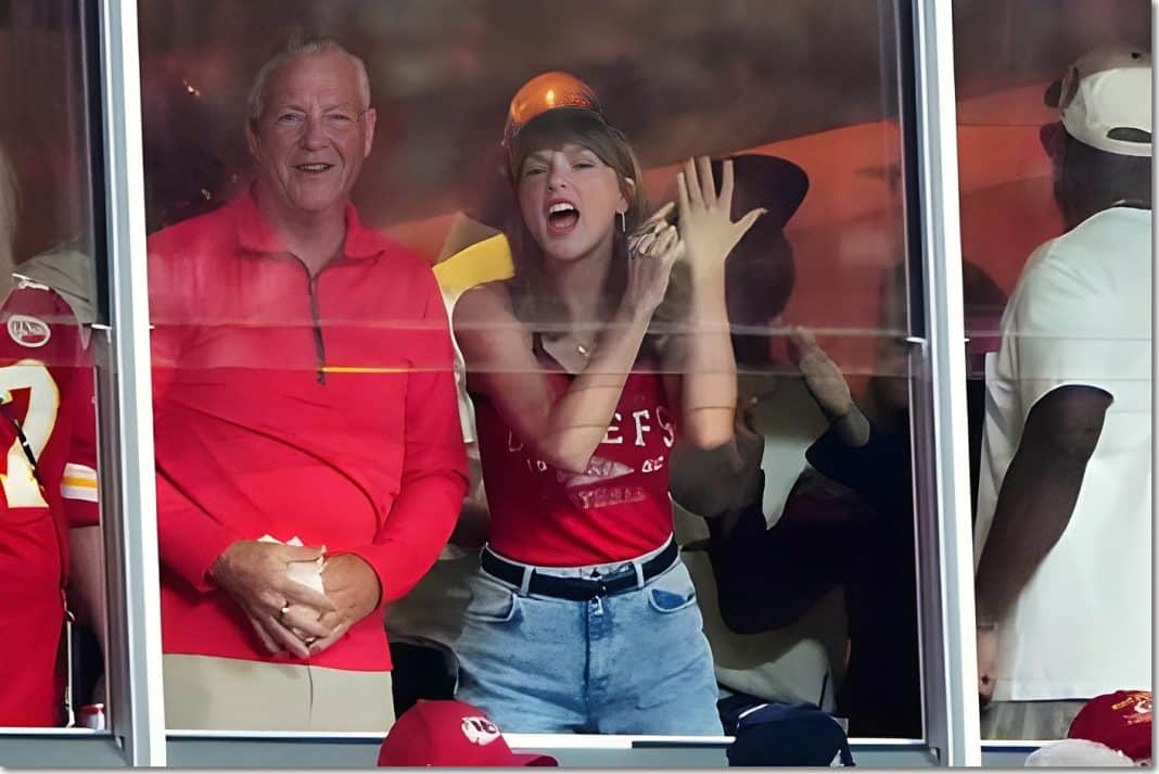 Taylor Swift presume su anillo y celebra a Kelce